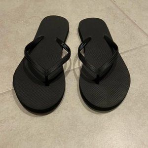 Black flipflops